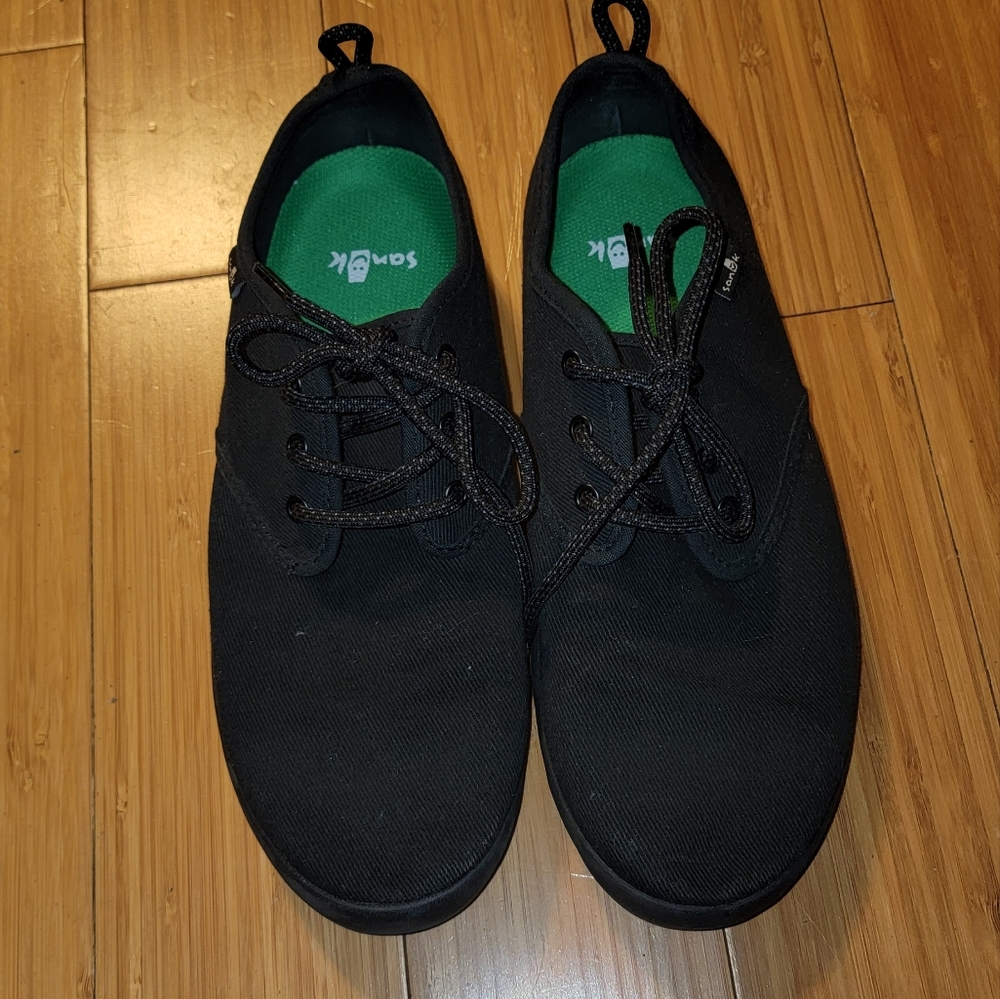 Sanuk lace up Blackout shoes